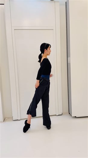 東京でバレエ留学・ABS(オーストリアバレエスクール) on Instagram: "脚を回すときに骨盤は回さない。鍵は【エカルテ】という横から後ろへのロンドの通過ポジション。ここでは脚はアラセゴンの気持ちで開いたままでありながら、骨盤は真っ直ぐ。アンデオールは片足ではできない。両脚💈Learn to rotate the back leg without losing the squareness of the pelvis. Keep your lower abs pulled up though⤴️And really work the ecarté position in Rond where the leg goes from side to back without turning in, almost staying side WITHOUT changing the hip. That’s the challenge💦And remember: en dehors ONLY WORKS WITH TWO SIDES, TWO LEGS💈#リオ先生のバレエ道