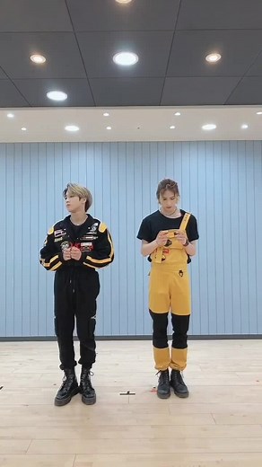 Stray Kids(스트레이 키즈)와 함께하는 #GodsMenuSKZ 챌린지! 신이 내린 🔥神메뉴🔥의 강렬한 매운맛에 도전해보세요! #신메뉴 #Hyunjin #HAN #현진 #한