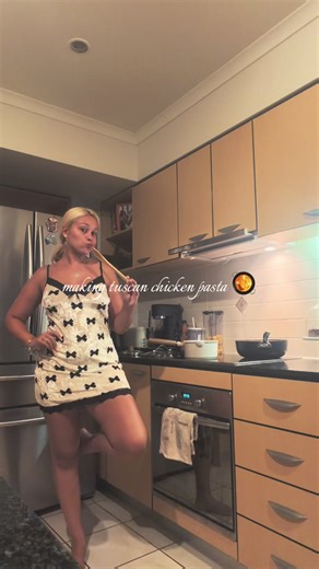 wifey mode 💍🥘😚 @Jermaine Atutahi got this recipe on tik tok! but basically just season chicken, boil pasta, add tomato paste, cream, spinach, sundried tomatoes & more seasoning to pan - then mix all together 🙂‍↔️😋 #tuscan #2000s #tiktokrecipe #italian #2008