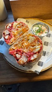 I called by Yalm in Norwich to check out the Festive Specials by @thebahakitchen. First up their La Navidad burrito, packed full with Fried chicken, brie, chilli cranberry salsa, pickled red cabbage and mole gravy mayo. This combo works so well, all those festive flavours with a slight kick from that chilli cranberry salsa, this tasted incredible! Loved their Loaded Festive hash too. A stack of hash browns loaded with chilli cranberry salsa, melted brie, mole gravy mayo and lime chilli salt. La 