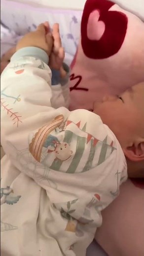 The Twins Cuddle Each Other To Sleep,So Cute!