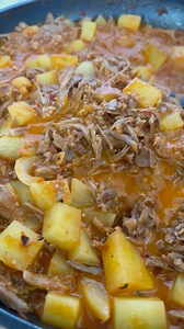 CARNE DESHEBRADA EN SALSA ROJAINGREDIENTES:-1kg de falda de res -2 papas grandes -3 jitomates -4 tomates verdes -3 chiles guajillos -2 dientes de ajo -1/4 de cebolla -Pimienta, sal y orégano al gusto PROCEDIMIENTO:-Cocer la falda de res con un trozo de cebolla y sal por una hora o hasta que la carne esté suave. Una vez que esté lista la deshebramos. -Picar las papas en cubitos y ponerlas a cocer hasta que ablanden.-En un sartén con un poco de aceite freír el jitomate, tomate, chiles y ajos. Pasa