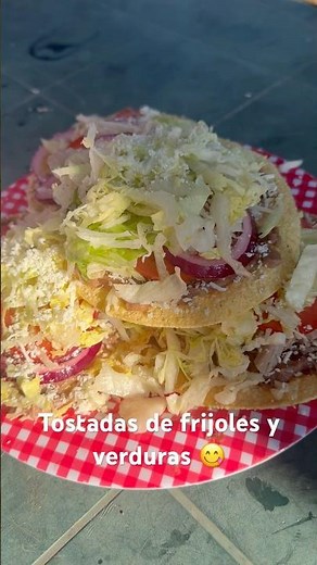 Tostada Mexicana con Frijoles y Verduras ¡Sabor que Enamora! 🌮🇲🇽