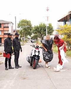 40K views · 233 reactions | Chica escondío dinero debajo del vestido de novia, para escapar de su novio | El Mishi | Facebook