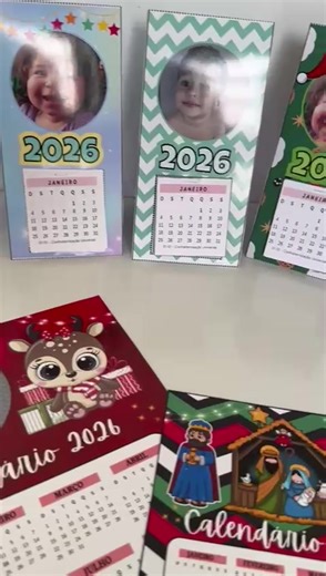 Calendários de mesa 2026 personalizáveis com foto da criança. R$5,00 Essa é uma ótima opção para lembrancinha de final de ano. e cada calendário necessita de apenas 2 folhas tamanha A4. O arquivo vai com 5 modelos de calendário de mesa e 1 modelo de calendário de 1 folha. Ao adquirir o material você recebe vídeo tutorial de edição e de montagem.