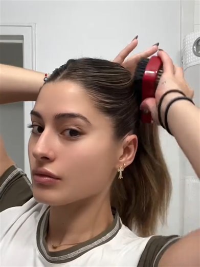 355K views · 259 reactions | Slick back ponytail for when you're in a hurry! | MetDaan Hairstyles | Facebook