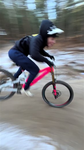 Tuff ? @Trailz Bikes @fasthouse__ @invisiFRAME @Firecrest MTB @UNCRAFTED UK #fyp #viral #mtb #dh #brap