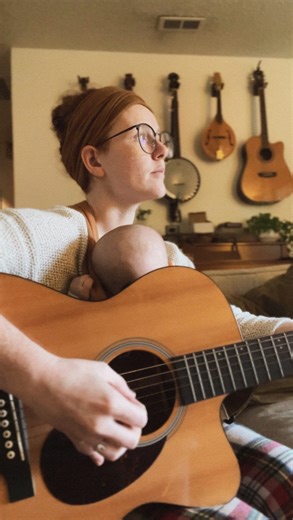 Tomorrow is a Long Time // Bob Dylan ✨ This week, I had the distinct pleasure of seeing @spkmatsson again (what a treat). I have left every one of his shows feeling joyful, delighted, and inspired, and this time was no exception. To round out what was already a most lovely night of music, he closed by playing this Dylan song on his funky lil fretless salad bowl banjo (and my heart was filled to the brim!). Live music is so wonderful. ✨ P.S. This baby has never met a Dylan song she didn’t like | 