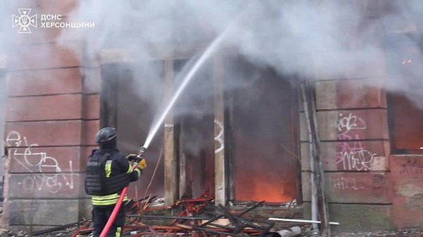 Firefighters battle blaze after Russian shelling hits Kherson building