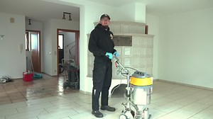 Die Gebäudereinigung: Andreas ist zuständig für die Sonderreinigung
