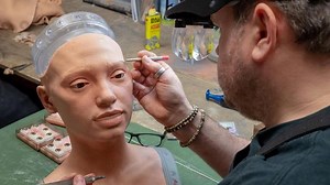 Perkenalkan Ai-da, Robot Seniman yang Mampu Melukis