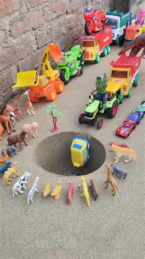 Truck 🚛 Pushing Tractor Car auto rickshaw 🤩 bus in Pit Near 🦧 super hero animals 🐄🦥 #jcb #viral