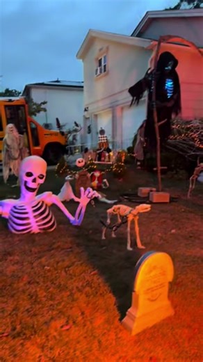 Huguenot Nightmare Factory #sihauntedhouses #statenisland #statenislandhauntedhouses #halloween #halloween2024 #spooky #spookyseason #spookyszn #halloweenhaunt #yardhaunt #yardhaunters #haunted #hauntedtiktok #hauntedhouse #halloweendecor #halloweendecorations #halloweenideas #homedepot #homedepothalloween #lowes #loweshalloween #spirit #spirithalloween #ny #newyorkcity #nys #nyc #partycity #partycityhalloween #halloweenlook #halloweenfun #skeleton #witch #witchtok #plaugedoctor #cemetery #grave