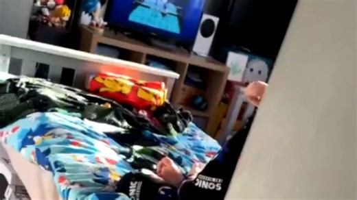 Mom's prank gone wrong: Unexpected screams cannot interrupt game session