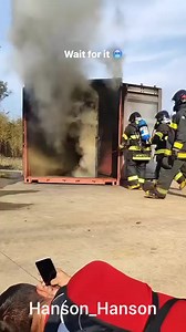 La reacción del backdraft es un fenómeno complejo que implica una combinación de factores físicos y químicos. A continuación, se describe una explicación general de la reacción del backdraft: 1. *Creación de un vacío*: Cuando se abre una puerta o ventana en un espacio cerrado con un incendio, se crea un vacío parcial debido a la diferencia de presión entre el interior y el exterior. 2. *Entrada de aire fresco*: El aire fresco entra en el espacio a través de la abertura, creando una corriente de 