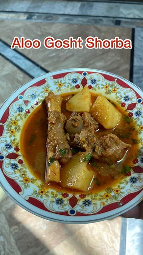 Aloo Gosht Shorba 🐓🥩🐐 Aloo Gosht Shorba have been a favourite lunch time/Dinner time Dish. But what exactly are they ?‼️🍀 Simply aloo,meat and shorba made by simple ingredients which are almost in every house...🏠🌶️ Enjoy this delicious dish with your friends and family members 🥳🌸♥️ Ingredients: Mutton 1 kg Onions 4-5 (chopped) Green Chilli 4-5 Tomatoes 2(sliced) Ginger garlic paste 2 tbsp Red chilli powder 1.5 tbsp Turmeric powder 1/2 tbsp Coriander powder 1/2 tbsp Salt 1 tbsp (also as n
