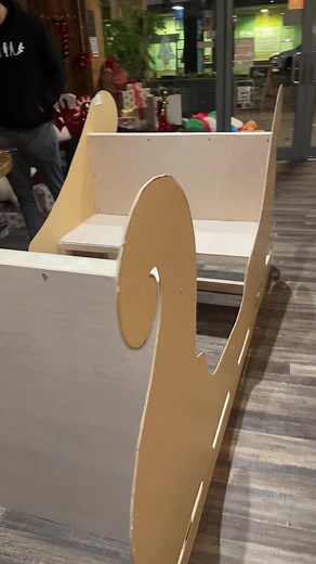 Creating a Stunning DIY Christmas Sleigh from Scratch