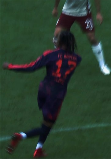 Olise makes everything look effortless. 😮‍💨💫 #FCBayern #Olise #MiaSanMia