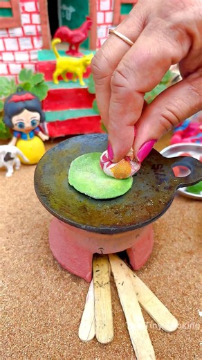 World Smallest Roti🥰😱 #trending #viral #viralvideo #trendingshorts #miniature #mini
