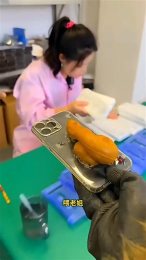 أقذر iPhone في العالم… وهذه الفتاة صنعت المعجزة! 🤢➡️✨📱"