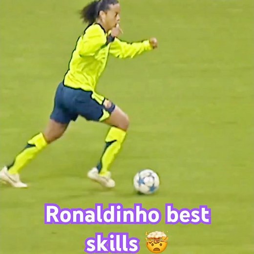 Ronaldinho Magic Skills 🤯 | The King of Dribbling ⚽🔥