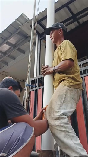 Memasukan pipa kesing ukuran 4 inch full polos tanpa pori pori sebanyak 11 batang kedalam lubang pekerjaan pengeboran sumur air baru. #sumurbor #tukangbor #drilling #waterwell #fbpost | TirtaJaya Bor