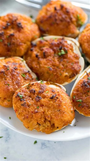 Jessy Freimann on Instagram: "This stuffed clams recipe is such a classic! 🤌 Also known as clams casino, they’re dangerously addictive in the best way, a make-ahead appetizer that’s easy to make! 😃 Comment “recipe” and I’ll DM you a link! https://www.thelifejolie.com/clams-casino/ #stuffedclams #clamscasino #appetizers #nyeappetizers"