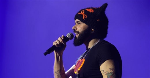 Akylas: Τα δάκρια και η συγκινητική αγκαλιά στη μητέρα του σε συνάντηση με την ελληνική κοινότητα των Βρυξελλών (Βίντεο)