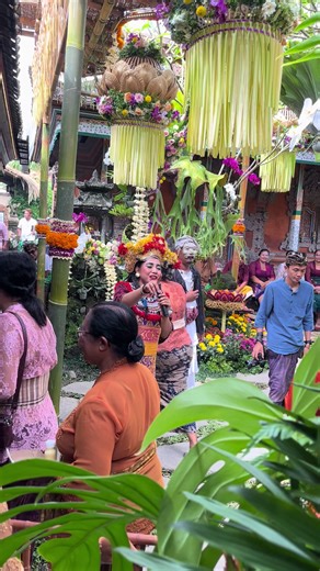 Cuma di panggung aja bisa ngewalek suami Sendiri🤣🤣🤣#fypシ゚ #hiburan #bondresbali #lawak