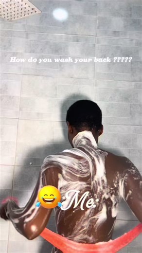 You can’t see your back and your hands can’t reach it ,you’ve found me ….. This is how to probably wash your back ,do comment if you want. Tutorial,I got you . . . . . . #bath #back #backwash #bathingroutine #skincar