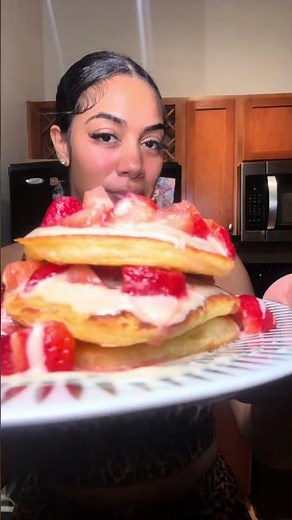 Strawberry Cream Cheese Pancakes 🥞 #chefcurvy #gotyaattention