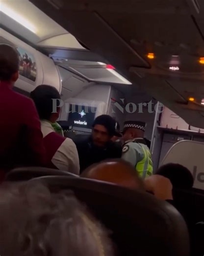 Aterriza de emergencia avión de Volaris que despegó de Tijuana por pasajero que amenazó a tripulación y pasajeros El vuelo Volaris 3382 de Tijuana a Veracruz tuvo que aterrizar de emergencia en el Aeropuerto de Monterrey debido a que un pasajero comenzó a portarse de manera violenta y a amenazar a la tripulación y los pasajeros. El avión despegó a las 3:00 de la tarde del Aeropuerto Internacional de Tijuana para iniciar su recorrido de tres horas y media, pero el piloto desvió al aeronave y alre