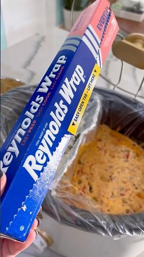 Brilliant slow cooker hack! Two different dips in the same Crock-Pot #kitchenhacks #partyideas