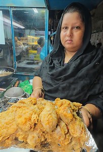 2.6M views · 83K reactions | একবেলা না খেয়ে থাকলে কেউ খাওয়াবে না, অভাবে পড়লে বুঝা যায় আপন মানুষ পর হয়ে যায়।। অনার্স মাস্টার্স এলএলবি এল এল এম পাস করছি।। | SS Food and Kitchen | Facebook