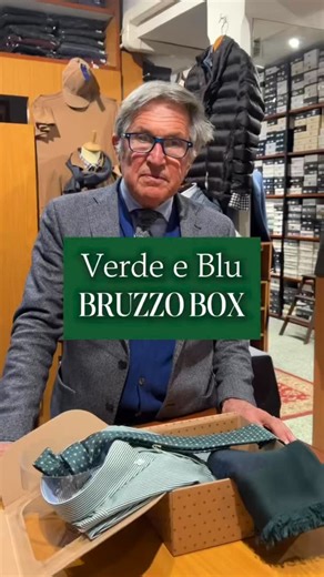 Bruzzo Abbigliamento on Instagram: "Questa è una delle box che possiamo creare, completamente personalizzabile sia nei colori e che negli articoli 🎁 • Camicia bacchettato verde e bianco con solino e contrasti celeste, 100% cotone, Rodrigo • ⁠Cravatta jacquard, pura seta, Cravattificio Dorico • ⁠Pashmina 100% viscosa, Cravattificio Conti E tu cosa farai a San Valentino? Scrivici per info su taglie e prezzi 💌 #bruzzoabbigliamento #bruzzo #abbigliamentouomo #sanvalentino #regalouomo"