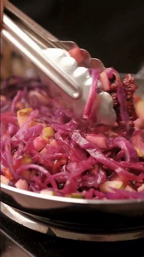 The best recipe for warm red cabbage and apple salad