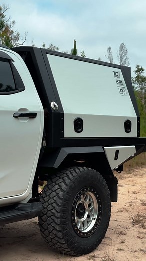 The 𝐔𝐋𝐓𝐈𝐌𝐀𝐓𝐄 𝐄-𝐗𝐓𝐄𝐑𝐑𝐀𝐈𝐍 𝐃-𝐌𝐀𝐗 could be yours!! 😱 With a brand new TDI Tray & Canopy PLUS a full Enerdrive Lithium setup you will be ready to travel Australia! What makes this D-MAX so good? 👇 // Tuneworks Tune - 200hp // TDI tray and canopy with trundle draw and water tank // Enerdrive 12v set up with 240v and 200ah lithium // 2 inch lift kit // KMC rims wrapped in mud terrain tyres // GME XRS UHF // 4 inch snorkel and custom airbox // X-TERRAIN model with leather seats //