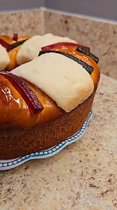 692K views · 14K reactions | Como hacer rosca de reyes rellena 2 tazas de harina 1 cucharada sopera de levadura seca 2 huevos 50 mililitros 83 gr de azúcar 55gr de mantequilla La ralladura de 1 una naranja Vainilla al gusto | Panadería paso a paso con Sergio López | Facebook