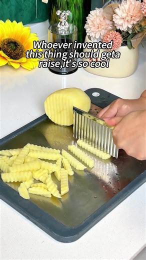 With this wavy knife at home, any vegetable you cut will look good, and it can instantly elevate the taste to a higher level.#Glass wave pattern wolf tooth potato knife#Wave knife#Glass#Wave