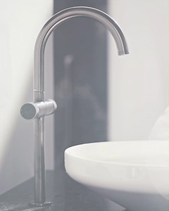 With its simple circle-based geometry, the GROHE Atrio faucet is a design classic. Now updated as part of our refreshed GROHE SPA portfolio, it offers so much more style and refinement. The GROHE SPA concept of “Health Through Water” offers personalised home spas where self-care and healing can take place. Atrio offers a pristine selection of colours, finishes, handle options and materials – including super-tactile Caesarstone UK & IE quartz detailing – to let you truly make your spa bathroom yo