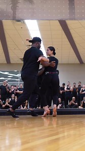 🚨Salsa dancers, let’s talk alignment! 🕺💃 Anatomical alignment is a fundamental element for salsa dancers. In salsa, we execute a variety of complex moves that often incorporate spins, turns, and fast directional changes. For dancers to execute these movements with precision and grace, proper body alignment is crucial.🌀 Balance during turns/spins: Mastering balance is non-negotiable when it comes to executing smooth turns. Keep your head, shoulders, hips, and feet completely aligned.🪞 Center