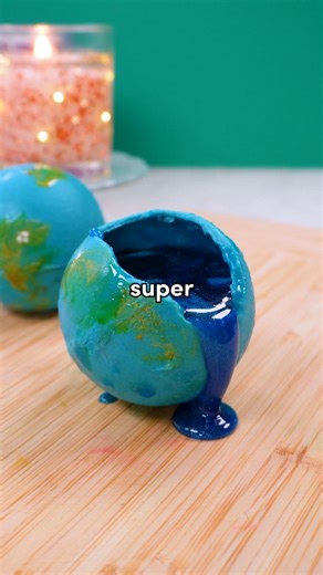 I tried the viral EDIBLE PLANETS! ✨Recipe: Ingredients: • White Chocolate • Food coloring • Edible paint • Corn syrup • Edible glitter • Marshmallow fluff • Strawberry glaze Directions: 1. Melt the white chocolate and mix in food coloring to match your chosen planet. Pour into two half-sphere molds, tipping and tilting to coat the sides evenly while keeping the center hollow. Chill for 15 minutes, or until firm. 2. Gently remove the chocolate halves from the molds and paint on your planet’s surf