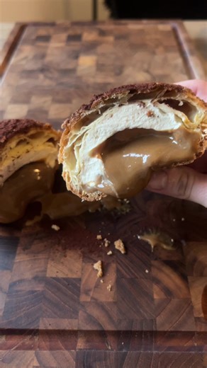 LUKSUS TIRAMISU FASTELAVNSBOLLER | 8 stk På bare lidt over 1 time?? Ja, det er sandt! De er nemme men samtidig luksuriøse og overdådige! Dem må du prøve her i fastelavnsbollesæsonen 🤤 Vandbakkelser: 75 g mælk 75 g vand 65 g smør 1 tsk sukker 1/2 tsk salt 85 g mel 120 g æg (2-3 æg - Pisk dem sammen og vej æggemassen) Kiksedej (kan undlades): 60 g sukker 60 g mel 60 g blødt smør 1 nip salt Mascarponecreme: 100 g mascarpone 200 mL fløde 1 tsk flormelis 2 spsk kold, stærk kaffe/espresso Kaffekarame