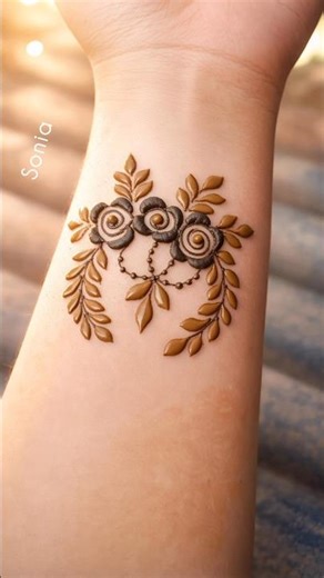 Beautiful Simple Mehndi Design 🌿 Easy Wrist Henna Art #shorts #mehndi