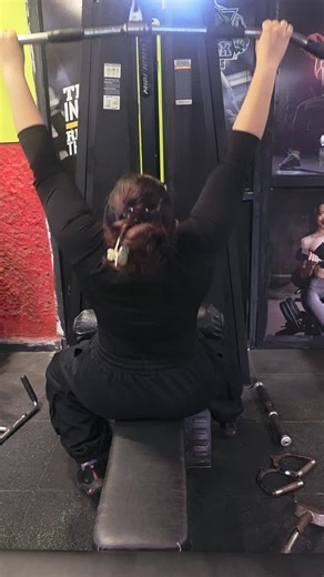 💪 STRONG BACK, STRONG BODY! It’s Back Day — and we’re not skipping it 😤🔥 A well-built back not only looks powerful but also improves posture, balance, and overall strength. Today’s workout targets every muscle group — lats, traps, rhomboids, and erectors — for that wide, sculpted V-taper look 💥 ✨ Try this Back Workout Routine: 1️⃣ Pull-Ups – 3 sets of 10 2️⃣ Lat Pulldowns – 3 sets of 12 3️⃣ Barbell Rows – 4 sets of 8–10 4️⃣ Dumbbell Deadlifts – 3 sets of 12 5️⃣ Seated Cable Rows – 3 sets of 