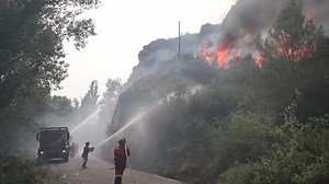 Firefighters struggle to control Spanish wildfire