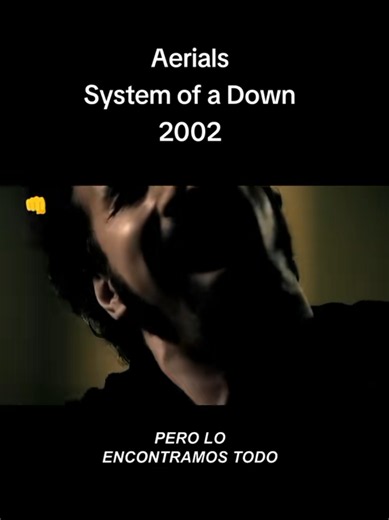 👽 ¿Recuerdas al extraño niño del videoclip de “Aerials”? Cuando System of a Down lanzó este sencillo en 2002, muchos quedamos atrapados por su sonido y por aquel inquietante videoclip. Un niño de apariencia extraterrestre aparece rodeado de personas que lo observan, lo fotografían y parecen fascinadas por su diferencia. Pero hay una interpretación que hoy resulta especialmente interesante. ¿Qué sucede cuando una sociedad convierte a alguien diferente en un espectáculo? 📺 Las cámaras. 📸 Las fo