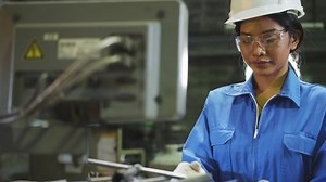 ingeniera profesional asiática franca con uniforme y gafas de seguridad Control de calidad, mantenimiento, registro en fábrica, taller de almacén para operadores de fábrica