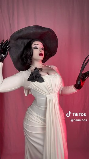 Lady Dimitrescu Cosplay: