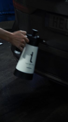 Glöm inte att använda avfettningar och kom ihåg att låta dom dra betydligt längre på ytan innan avspolning när det är kallt 🥶 Dissolve - Kallavfettning tar all petroleum -baserad smuts så som asfalt, diesel, bensin, ”vägsalt” osv 👌🏻 Extract - Alkalisk Avfettning löser all organisk smuts så som flugor, mygg, sand/jord, trafikfilm osv 💦🇸🇪💦 tershine.com #tershine | Tershine